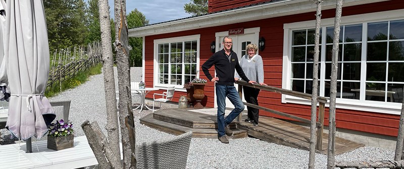 Torbjörn och Helene hälsar välkommen på sin fina gård