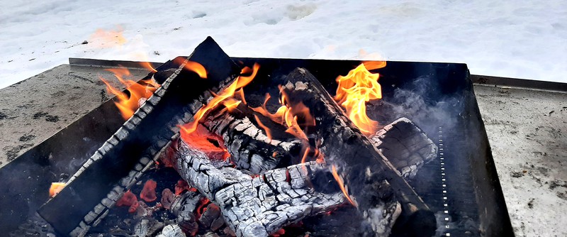 6.	Värmande brasor fanns det flera av, såklart också avsedda för korvgrillning.