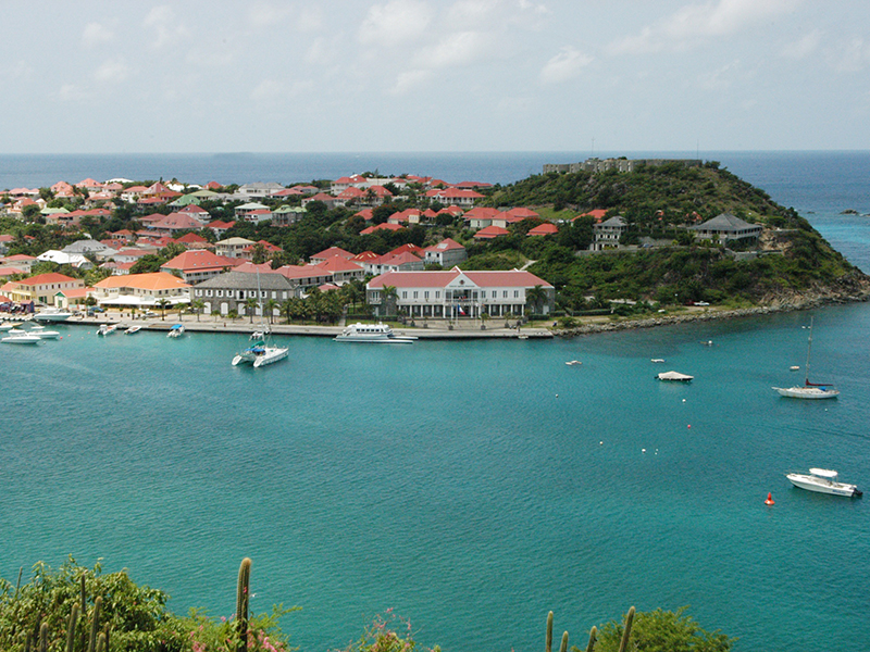 Flygvy över staden Gustavia på Saint Barth