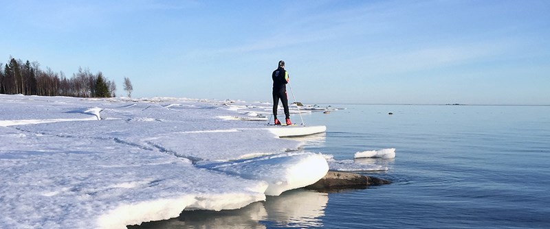 Skiing in the archipelag in the spring.