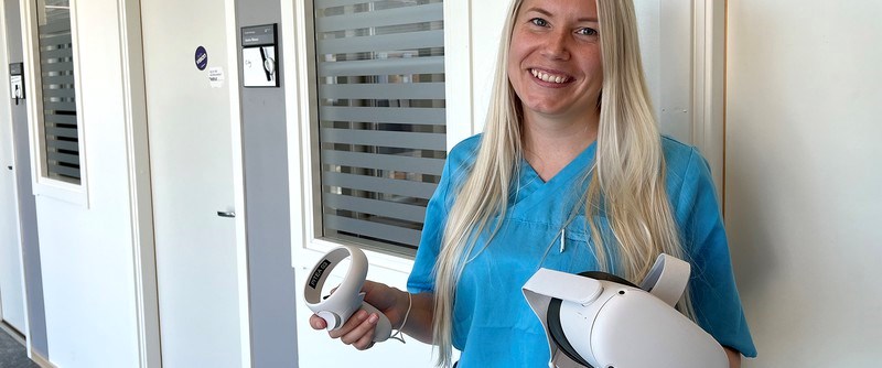 Socialtjänstens Linda Nyström demonstrerar glasögon och handkontroller för den nya VR-utbildningen