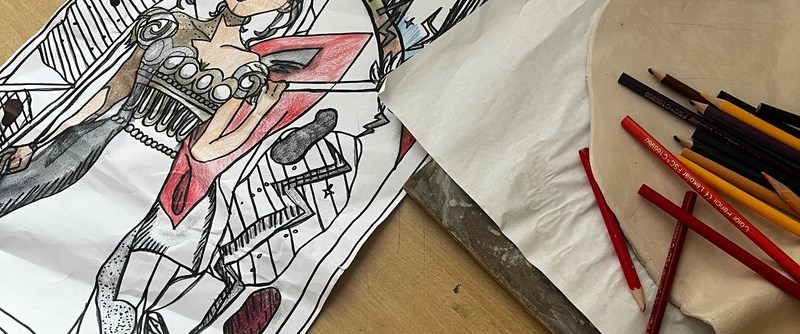 Årskurs 7 på Solanderskolan arbetar med elskåpsutställningen.