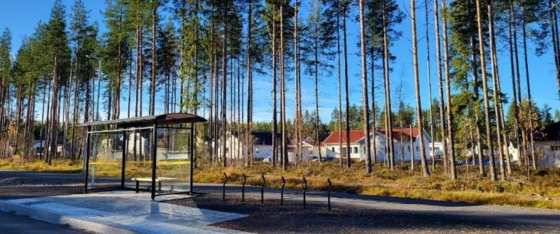 Här går bussen just vid husknuten