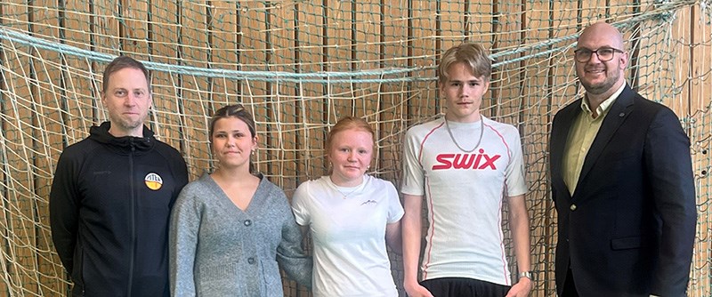 Läraren Roger, ledarna Emilia, Hanna och Lukas och Anton Barn- och utbildningsnämndens ordförande.