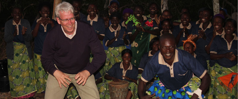 Tidigare kommunalrådet Peter Roslund dansar under ett besök i Zambia, 2015