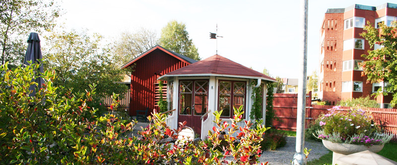 Trädgården på Österbo erbjuder sköna stunder utomhus.