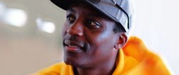 Cris Gera skriver musik för folket. Han gjorde det i Zimbabwe och han gör det här i Piteå.