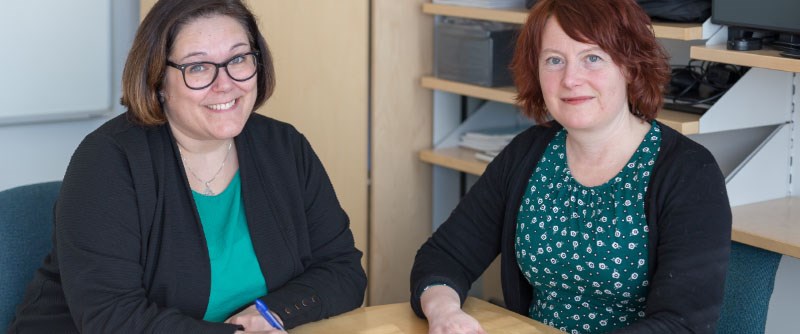 Malin Westling, förvaltningschef vid utbildningsförvaltningen, Piteå kommun, signerar ULF-avtalet tillsammans med Maria Löfgren, rektor på Lärarhögskolan vid Umeå universitet. 