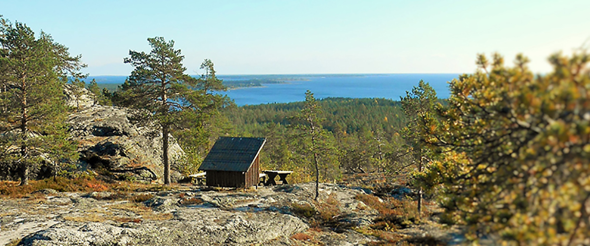 Arkeologstigen i Jävre bjuder på fina vyer, klapperstensfält och fornlämningar. 
