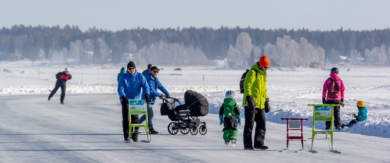 Die stadtnahe Eisbahn auf gefrorenem Meereseis