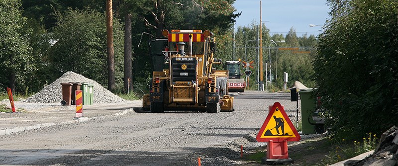 Asfaltering av gator och vägar görs på sommaren när tjälen har gått ur marken.