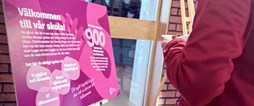 Det var många som kom för att fika, ta del av dansuppvisning, sång, tal och bandklippning vid Christinaskolan nyinvigning.