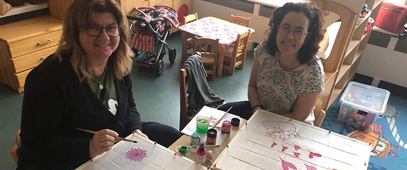 Karin och Carina målar sidensjalar under en workshop.