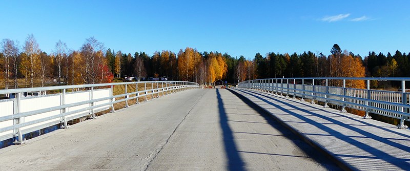 Nya bron har två körfält samt separat gång- och cykelväg