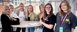 Delar av Strömbackaskolans nya elevkår. Nikita Öberg, Agnes Wallin, Meja Modig, Sanna Ekman och Ida Lindberg. Från Sveriges elevkårer Lisa Sånemyr och Thea Frölin.