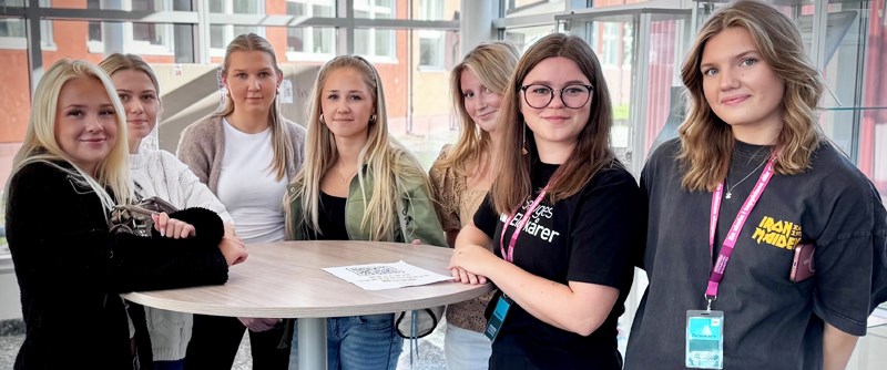 Delar av Strömbackaskolans nya elevkår. Nikita Öberg, Agnes Wallin, Meja Modig, Sanna Ekman och Ida Lindberg. Från Sveriges elevkårer Lisa Sånemyr och Thea Frölin.