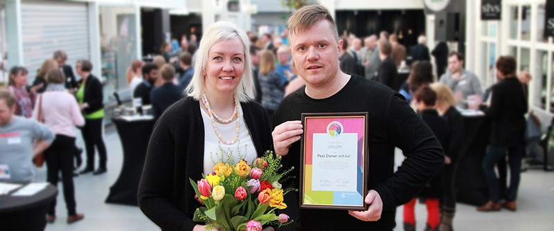 PDOL:s Fredrik Nilsson och Sara Holm är hedrade över mångfaldsdiplomeringen.