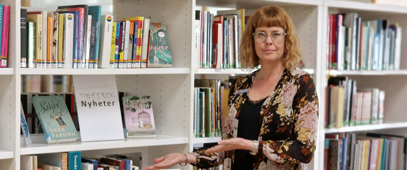 Desirée Stensdotter, biblioteksadministratör visar den Turkosa hyllan. 