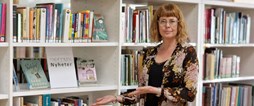 Desirée Stensdotter, biblioteksadministratör visar den Turkosa hyllan. 