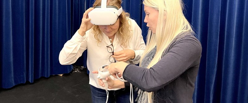 Linda Nyström instruerar Maria Fäldt i VR-utbildningen i förflyttningsteknik.