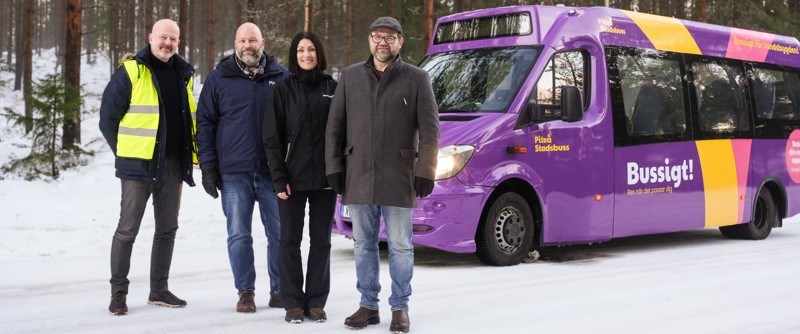 Tom Mattsson, affärschef Nobina, Patric Lundström, kommunstyrelsens ordförande, Louise Pahlberg, enhetschef trafik och projekt Piteå kommun, och Magnus Nyström, samhällsbyggnadsnämndens ordförande glädjs åt att Bussigt snart rullar ut på vägarna – ett resultat av ett gott samarbete för att utveckla resandet på landsbygden.
