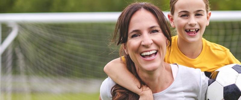 Två personer med fotboll