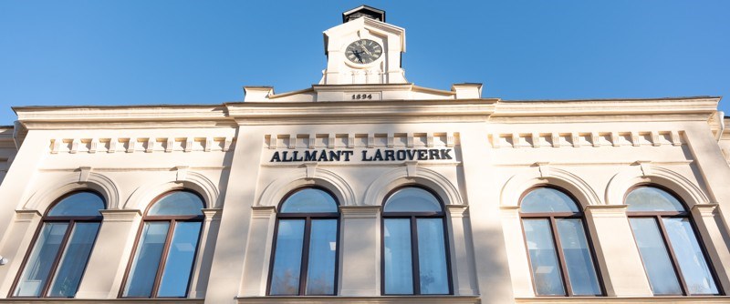 Inspiration från Italiens renässans och 1800-talets historism har gett byggnaden många fina detaljer.  