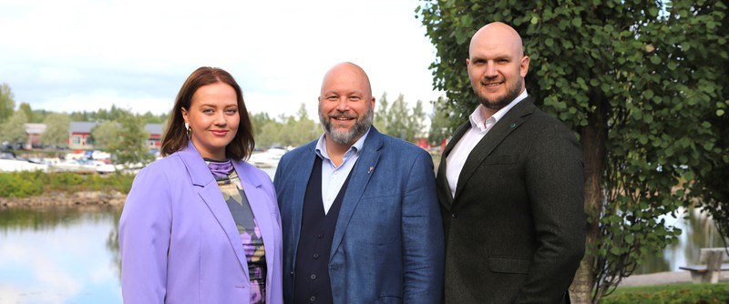 Kommunråden Kata Nilsson och  Patric Lundström samt Anton Li Nilsson, ordf. barn- och utbildningsnämnden, är nöjda efter onsdagens budgetbeslut.