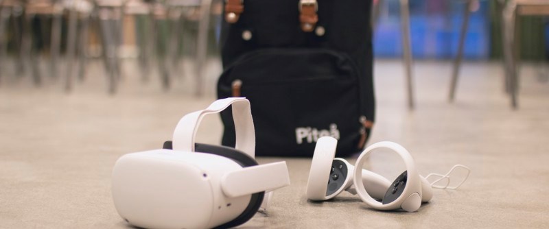 VR-glasögon, handkontroller och tillhörande Piteå väska att förvara tekniken i.