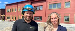 Solanderskolan i Öjebyn får nya lokaler för lång- och mellanstadiet. På bilden Björn Karlström, platschef på Nåiden Bygg och Jenny Bergman, lokalstrateg på utbildningsförvaltningen.
