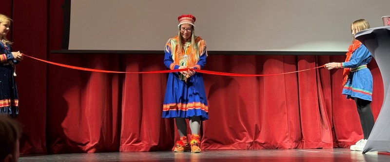 Maria Labba klippte det symboliska bandet som markerar invigningen av samisk språkveck som pågår i hela Sápmi under vecka 43. 