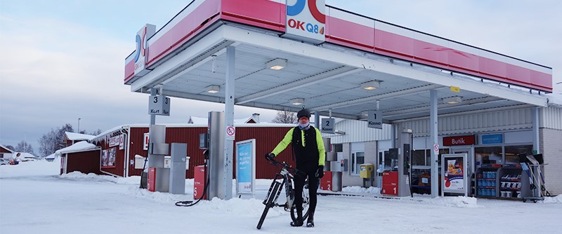 Varje dag cyklar Måns Berglund från hemmet i Bergsviken till jobbet på OK i Roknäs.