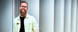 Albin Gillgren Lindahl, lärare i svenska och engelska på Strömbackaskolan, har utsetts till Årets lärare i Piteå kommun 2026. Bakom nomineringarna står eleverna själva, något som betyder extra mycket för Albin.