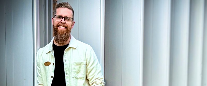 Albin Gillgren Lindahl, lärare i svenska och engelska på Strömbackaskolan, har utsetts till Årets lärare i Piteå kommun 2026. Bakom nomineringarna står eleverna själva, något som betyder extra mycket för Albin.