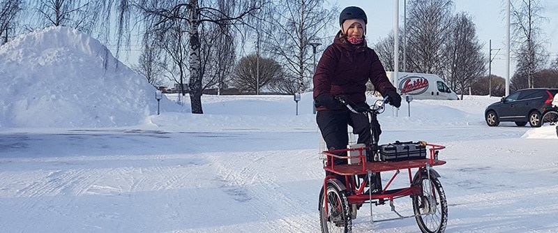 Varje dag cyklar Mari ungefär en mil – till och från jobbet samt hem på lunchen. 