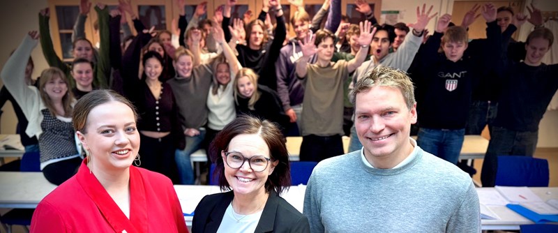 I förgrunden Piteås kommunalråd Kata Nilsson, Ann-Kristine Norman, pristagare och lärare på Strömbackaskolan samt rektor Per Boman. I bakgrunden Ann-Kristines mentorsklass som också jublar över utmärkelsen! 