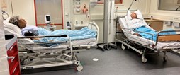 Vårdlabbet består av ett antal rum, här är sjukhusmiljön där simulatordockan Rut och tyngddockan Ove finns.