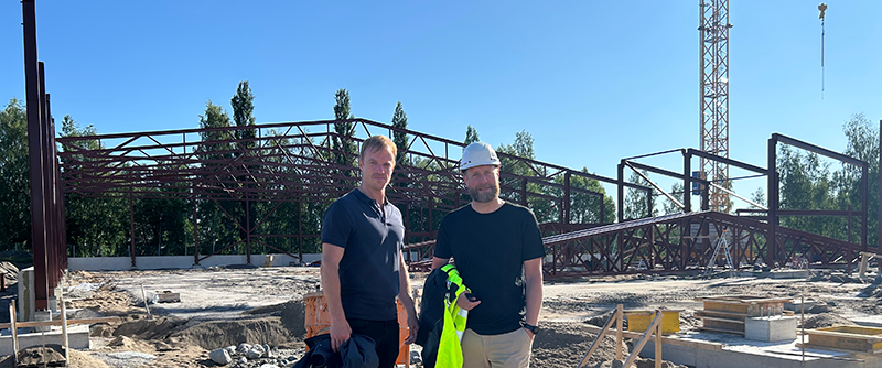 Skalet tar form när takstolarna till Piteås nya ishall lyfts på plats. Erik Larsson, vd BD Bygg och Jonas Sandlund, projektledare Piteå kommun. 