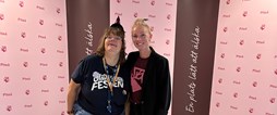 Desiree till höger en av arrangörerna här vid sefieväggen tillsammans med Maria.
