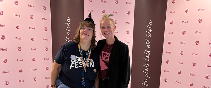 Desiree till höger en av arrangörerna här vid sefieväggen tillsammans med Maria.