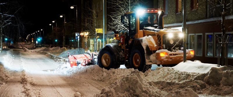 När det snöar är plogbilarna ute dygnet runt.