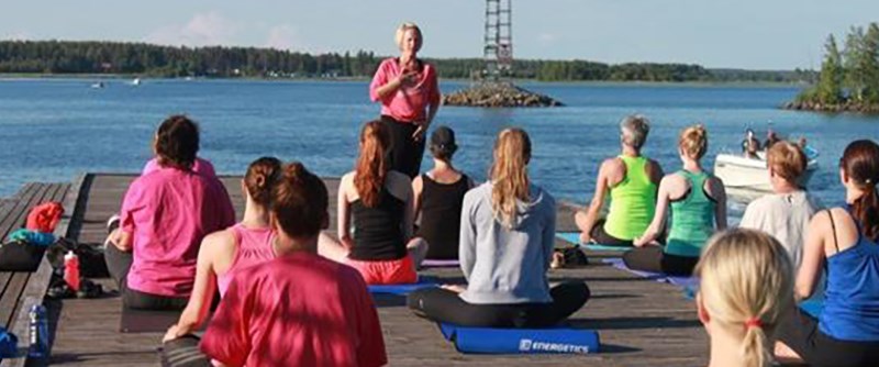 Yoga erbjuds flera kvällar i veckan av olika aktörer.