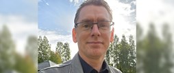 Jonas Carlzon arbetar som förstelärare på Strömbackaskolan och är nu nominerad till Guldäpplet.