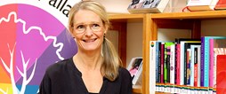 Helén Esberg ansvarar för urvalet av HBTQ-litteratur i Regnbågshyllan på Piteå stadsbibliotek.