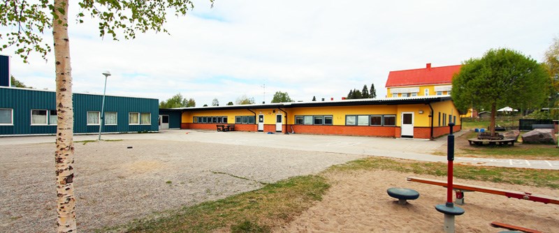 Vy över skolgården vid Rosviks skola