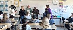 Lokala handledare och ambassadörer för daglig verksamhet berättar om livet med funktionsnedsättning i en skola i Piteå.