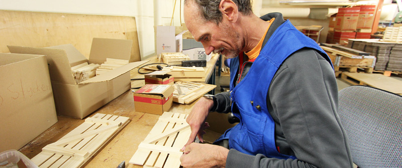 Anders Hedlund bygger trälådor