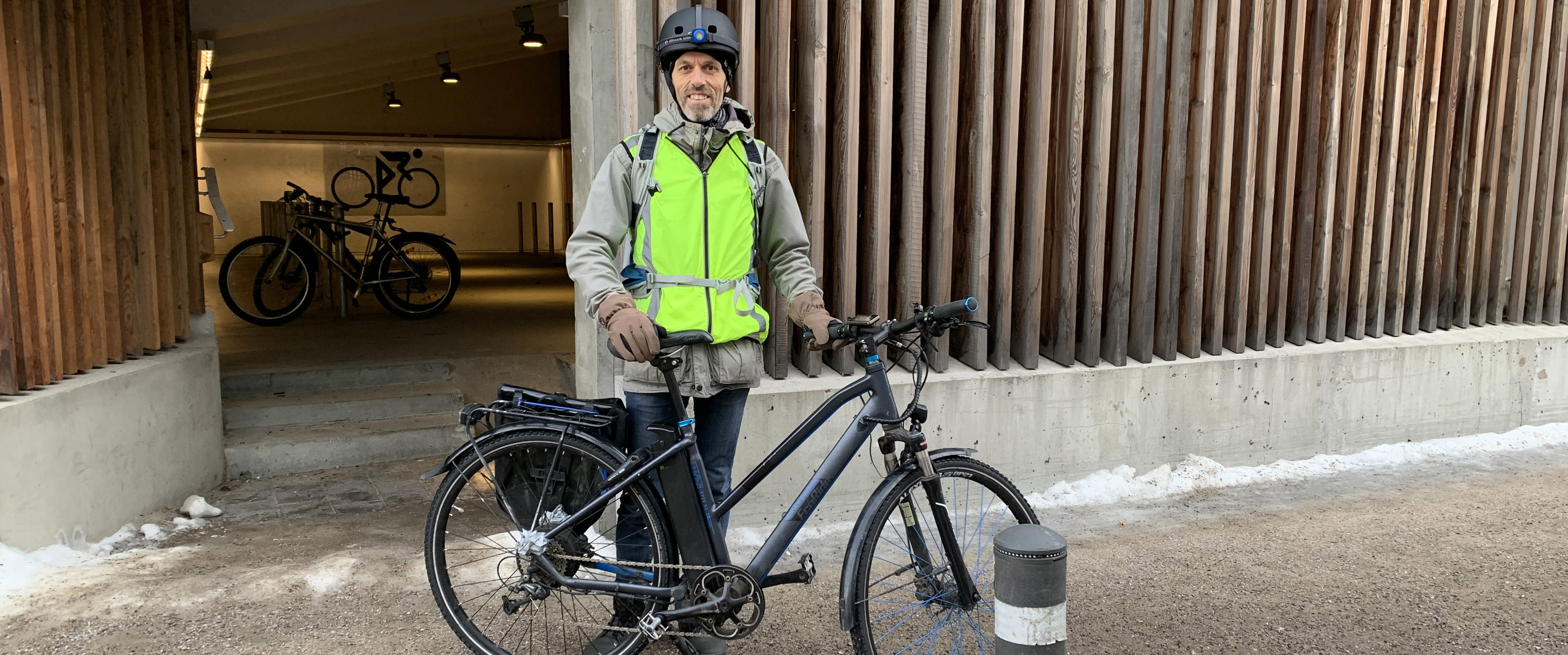 David Edeblom cyklar året runt. Han ser det som en vinst för kropp och klimat. 