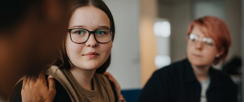 Att prata med andra som förstår kan vara viktigt för att själv må bra. Anmäl dig till vår samtalsgrupp för unga anhöriga 18–30 år..