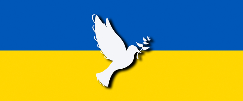 Ukrainas flagga i blått och gult och en vit fredsduva som bär en olivkvist i näbben.